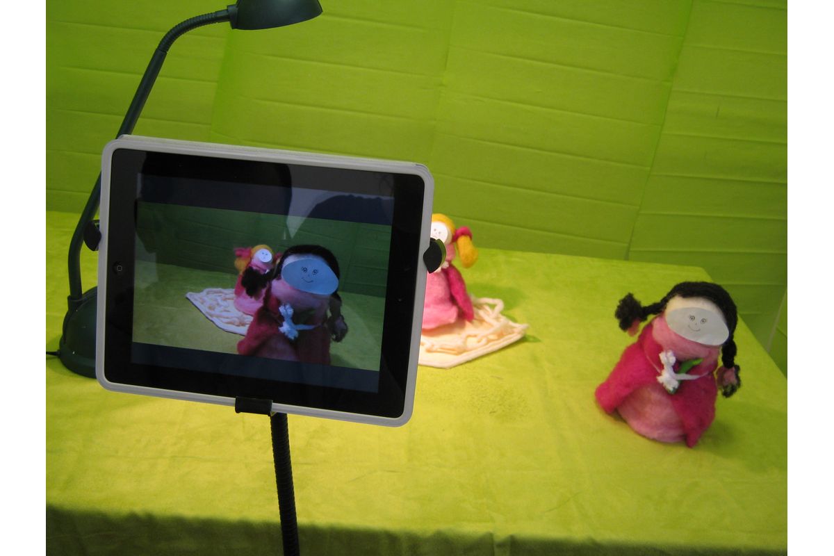 Puppentheaterszenerie mit Tablet als Kamera